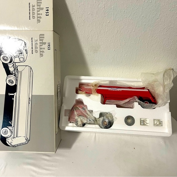 First Gear 1/34 1953 Esso Aviation White 3000 Truck Tanker Trailer 19-1934 NIB - Picture 7 of 8